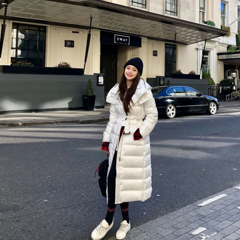 Корейско-Стиль Dongdaemun пуховик Для женщин длинные зимние Стиль Сапоги выше колена талии облегающие Slim Fit Плотная белая утка ДОУ