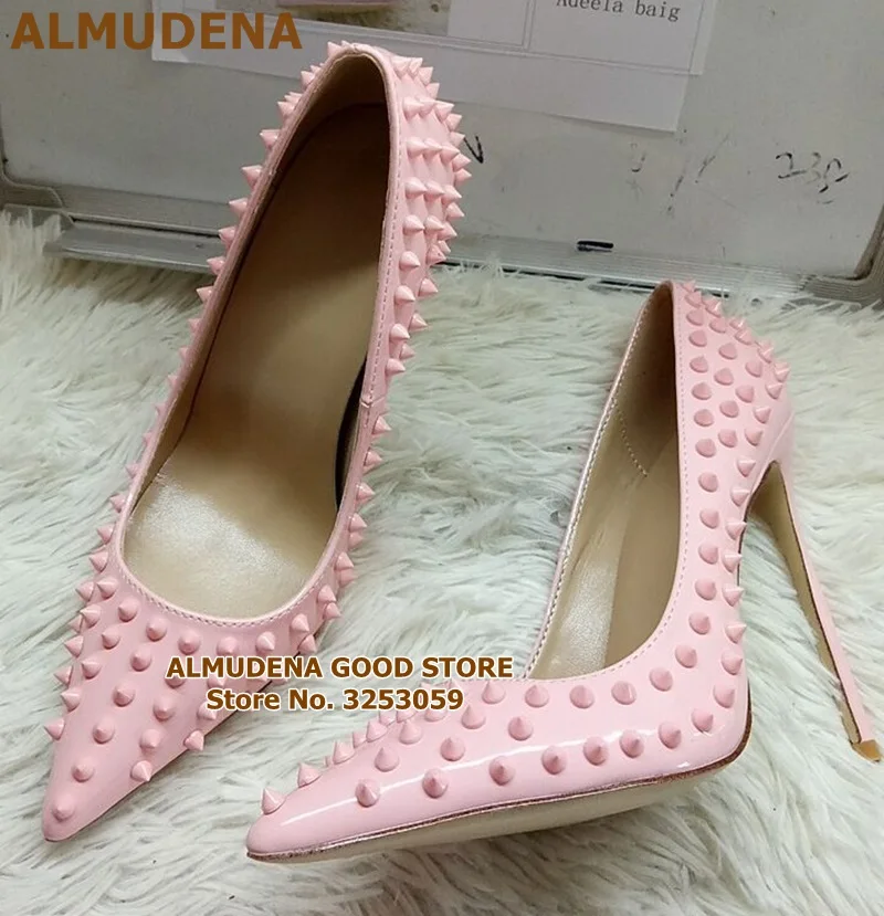 1901S1243 粉色漆皮全柳钉尖头单鞋 名流