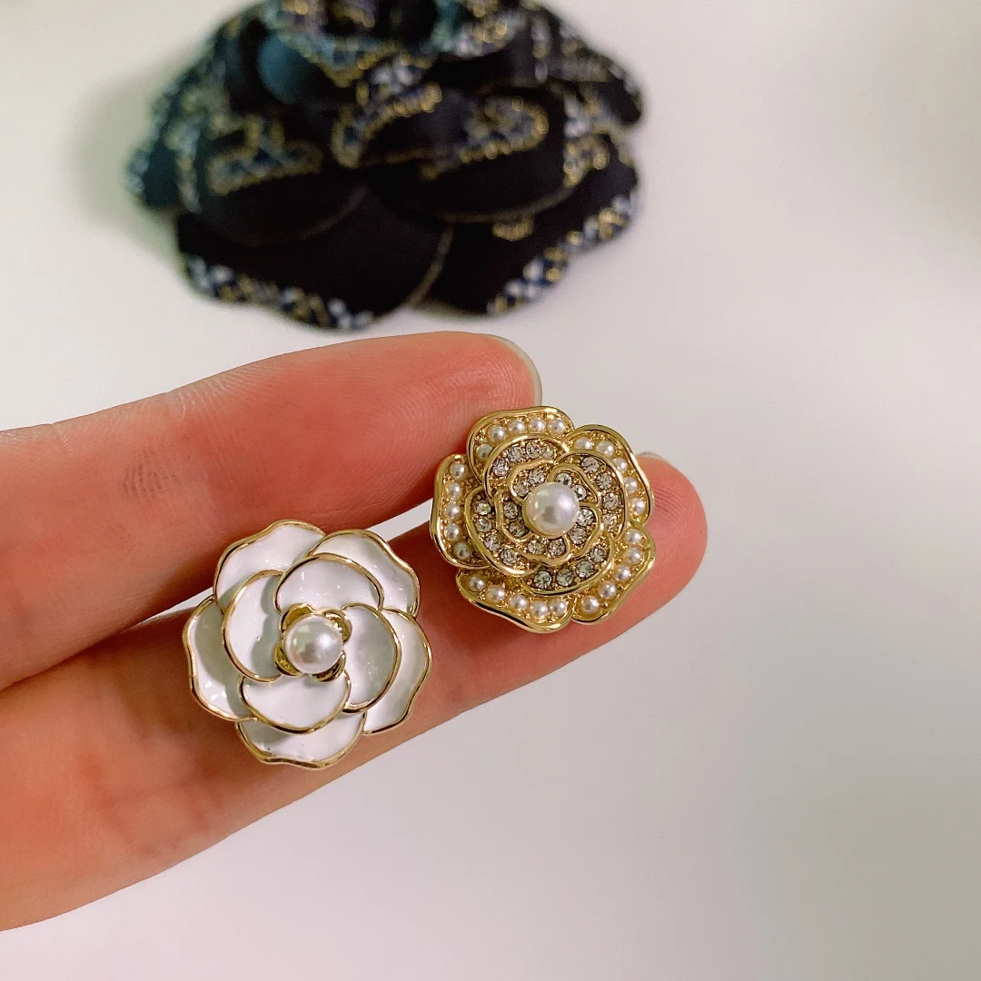 European and American Enamel Camellia Asymmetrical Stud Earrings | Украшения и аксессуары