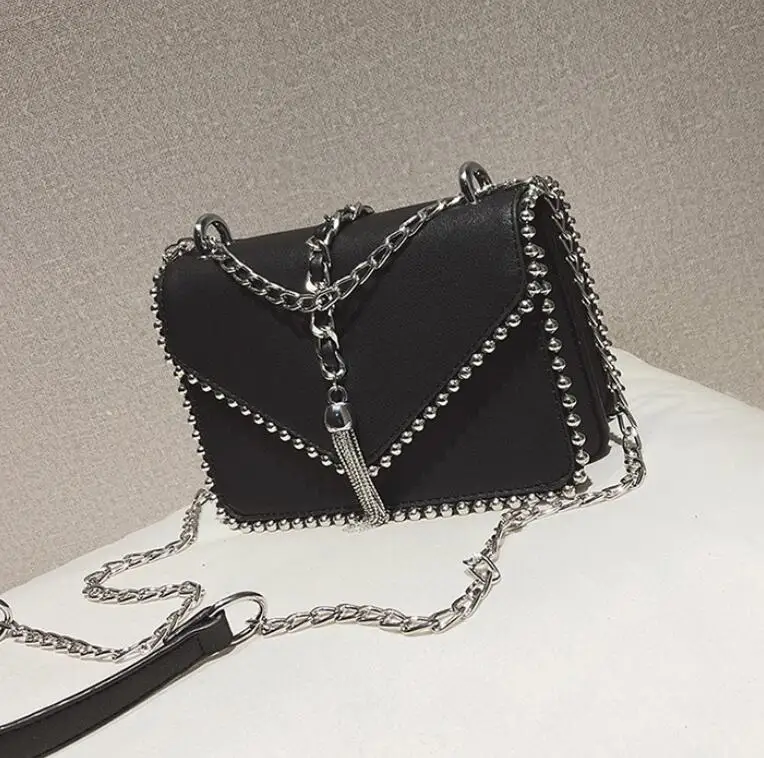 Британская мода, простая маленькая квадратная сумка, женская дизайнерская сумка,, высококачественная искусственная кожа, заклепки, кисточка, цепь, сумки на плечо - Цвет: Черный