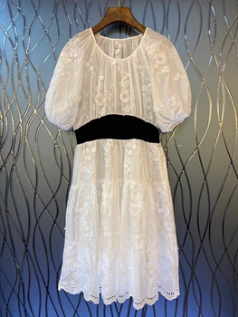 

2020 Spring and Summer New Women's round Neck Lace Embroidery Hollow Color Matching Waist Hugging Bubble Short-Sleeve Dress 612