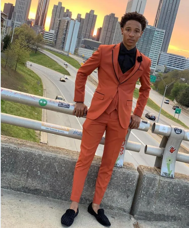 

Orange Slim Fit Mens Suits Notched Lapel 2021 Wedding Tuxedos For Personality Men Three Piece Prom Blazers (Jacket+Pants+Vest)