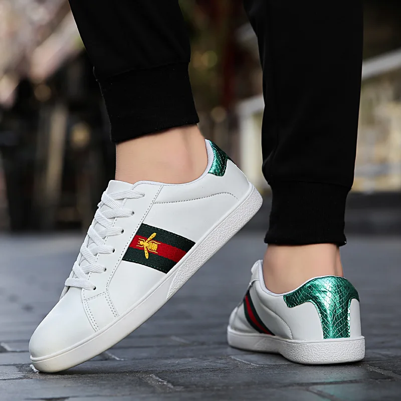 

36-44 Large Size White Shoes Women's 2019 Autumn New Style Flat Bees Embroidered Students Skateboard Shoes