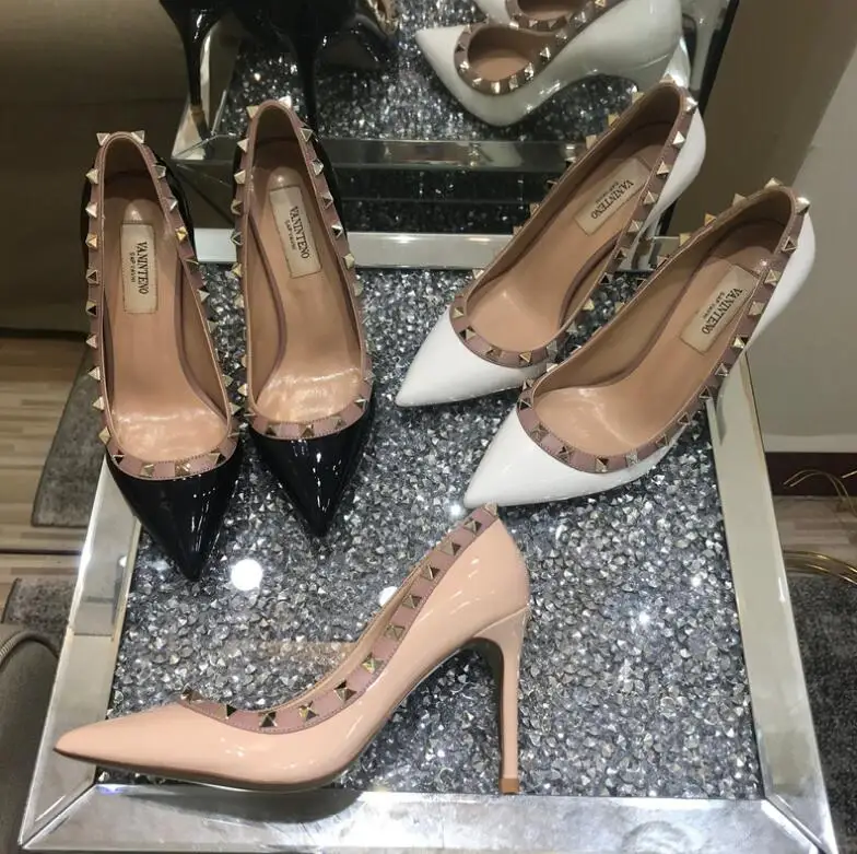 Sexy altos de Punta tacones altos de remache de cuero de sandalias de las señoras de la pendientes de cordón vestido zapatos V marca zapatos de tacón alto