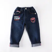 Осенние новые стильные детские джинсы, повседневные штаны с вышитыми значками для мальчиков
