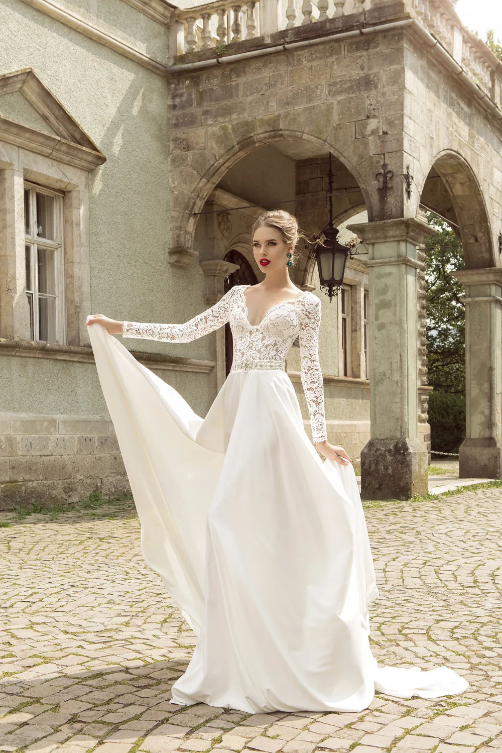 2018 Sexy See Through Crystal Sashe Kant Met Lange Mouwen Vestido De Noiva Casamento Knop Satijn Moeder Van De Bruid jurken 2018 Sexy See Through Crystal Sashe Kant Met Lange Mouwen Vestido De Noiva Casamento Knop Satijn Moeder Van De Bruid jurken