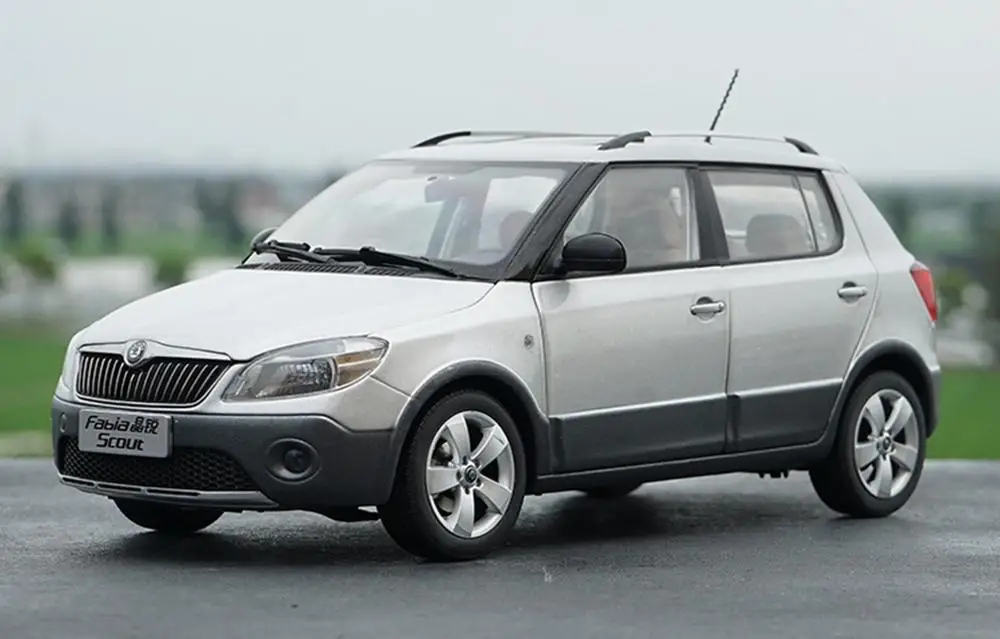 1/18 VW Volkswagen Skoda Fabia разведчик Литые серебряные модели автомобиля коллекция игрушек