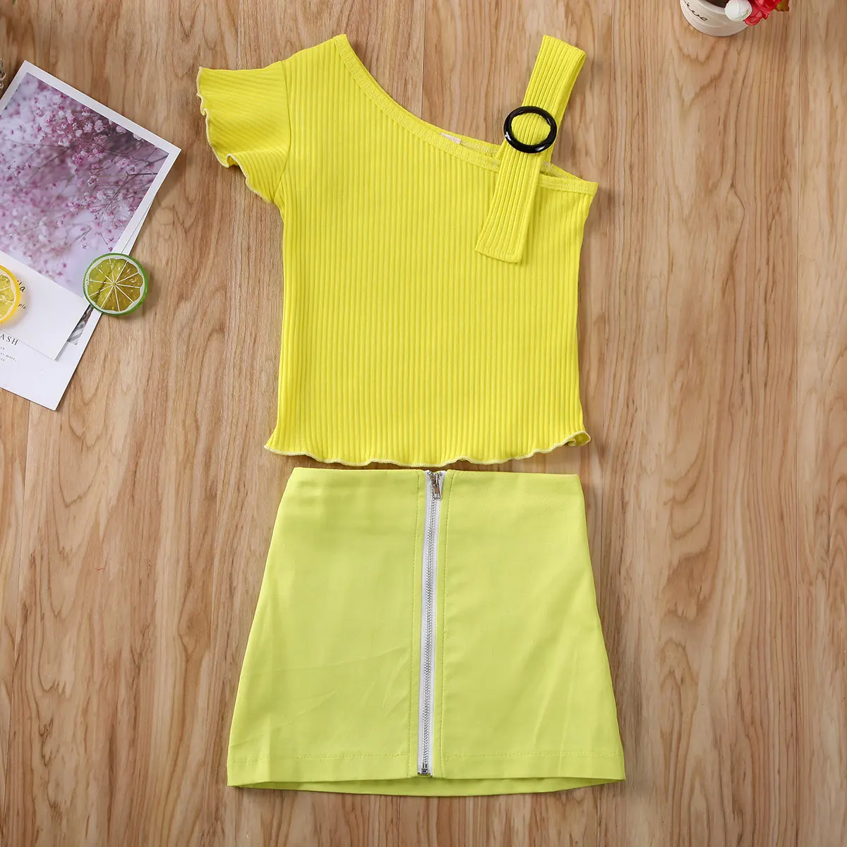 От 1 до 6 лет комплекты летней одежды для маленьких девочек Однотонная футболка с открытыми плечами комплект из топа и мини-юбки 5 цветов