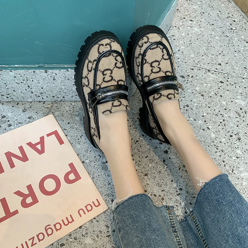 Chaussures femmes; коллекция года; женские оксфорды в британском стиле с круглым носком и металлическими украшениями; разные цвета; трендовая Брендовая обувь на молнии