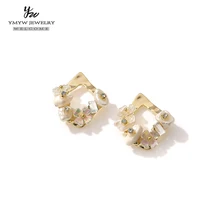 YMYW серьги-гвоздики в виде цветка, модные романтические серьги с натуральным жемчугом, роскошное растительное ювелирное изделие для женщин, романтические серьги золотистого цвета, аксессуары