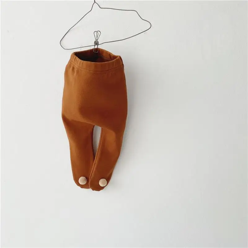 Новинка 3062 года; зимние штаны для маленьких девочек; шерстяные леггинсы с плюшевыми помпонами и утолщенной подошвой; хлопковые повседневные брюки - Цвет: Коричневый
