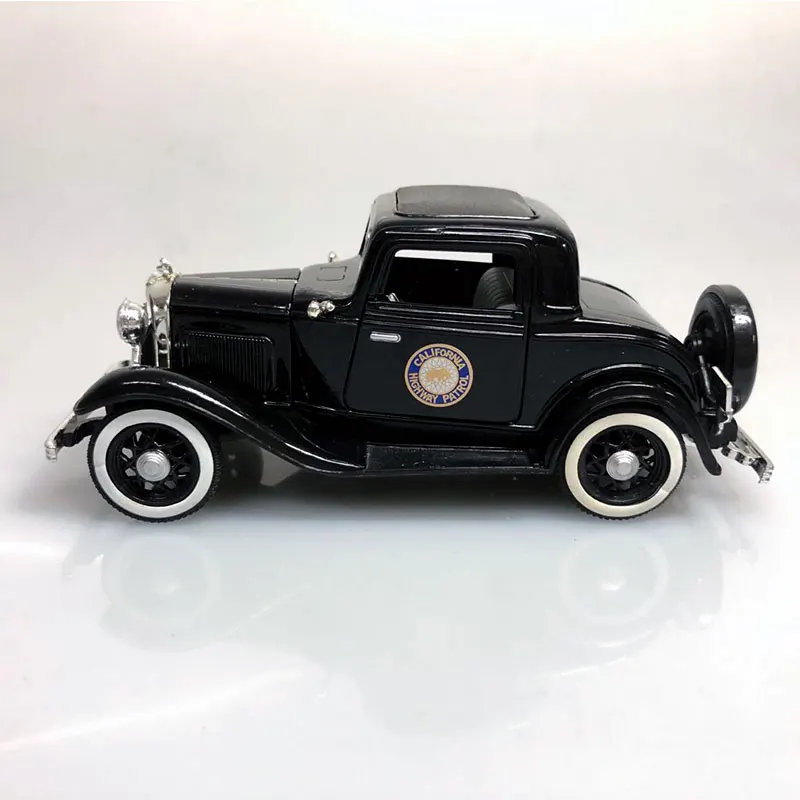 1932 Ford 3-Window Coupe (6)