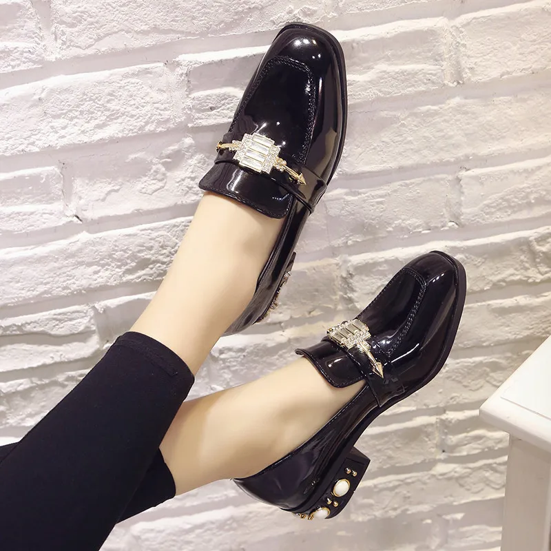 Маленькие кожаные туфли с жемчугом; женские блестящие лоферы на плоской подошве с квадратным носком; дизайнерские Оксфордские слипоны на толстом каблуке с заклепками; обувь в стиле Дерби