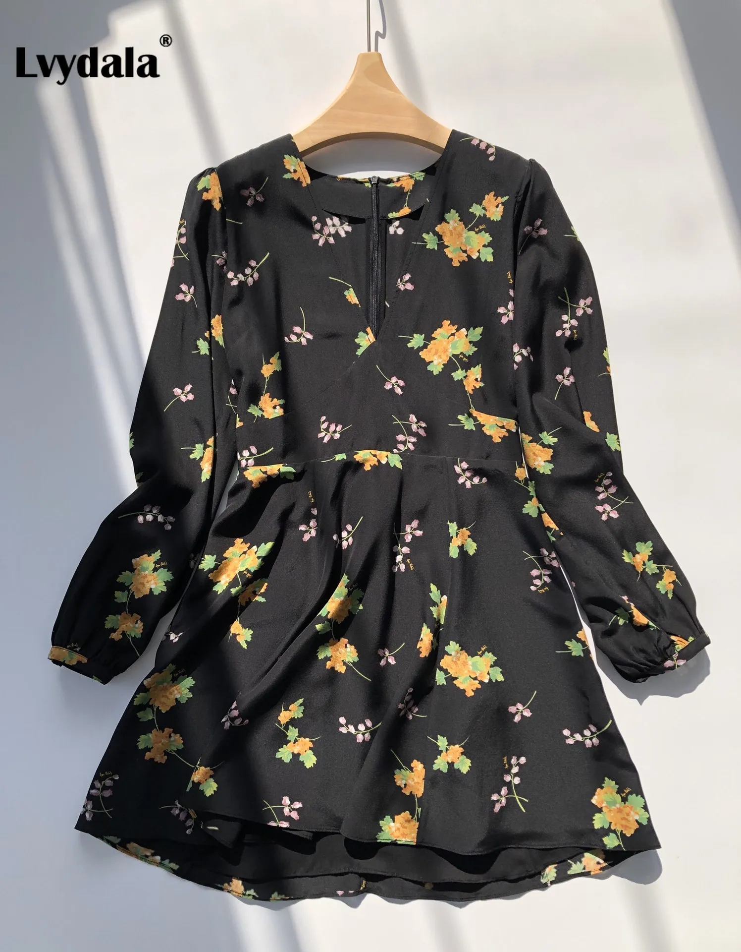 vestido de seda negro y flores