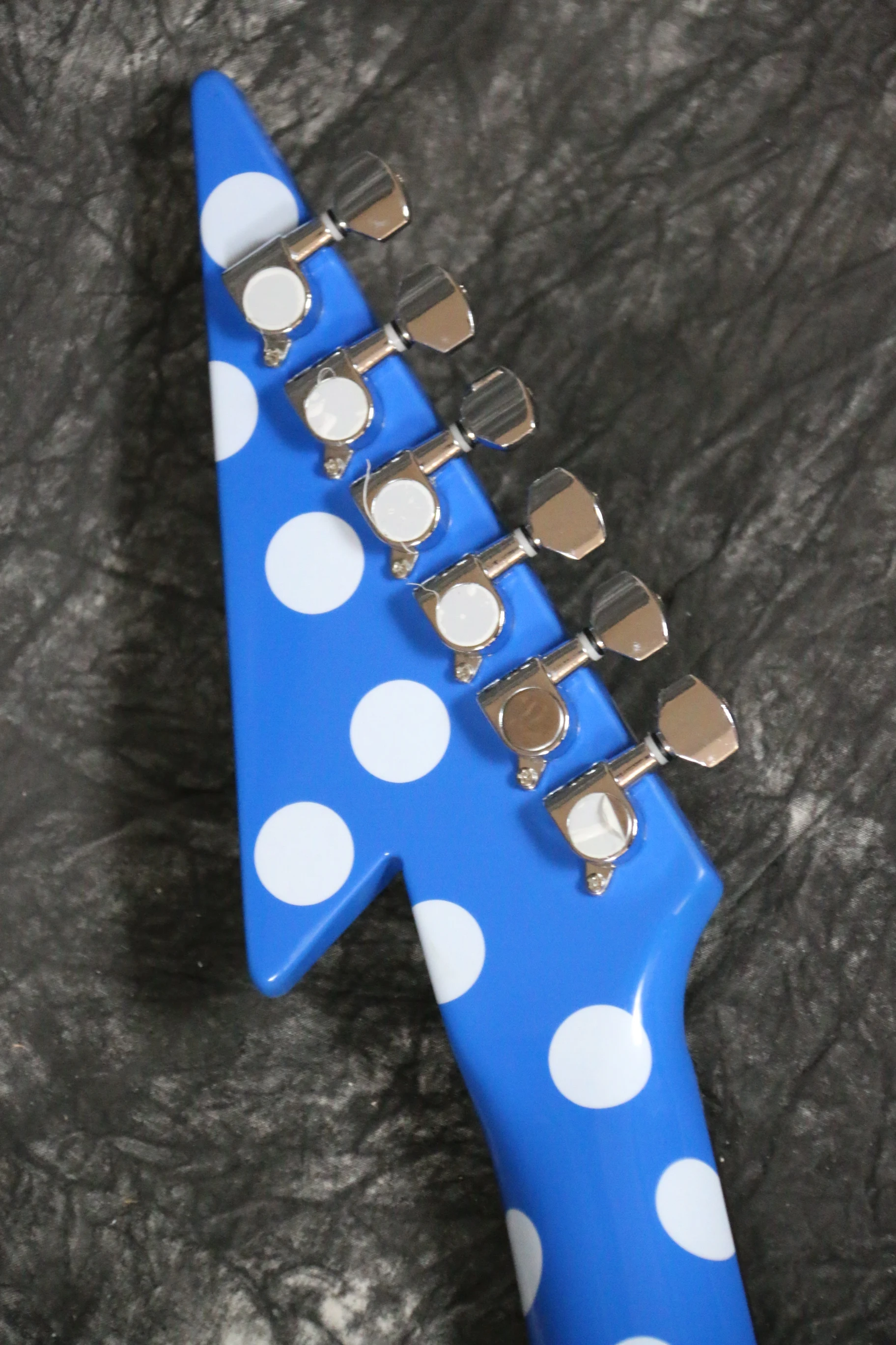 Синий в горошек тела Топ сзади электрогитары жемчужно-белый галстук-бабочка декор в форме гитара в средства ухода за кожей Шеи HH звукосниматели Гитары