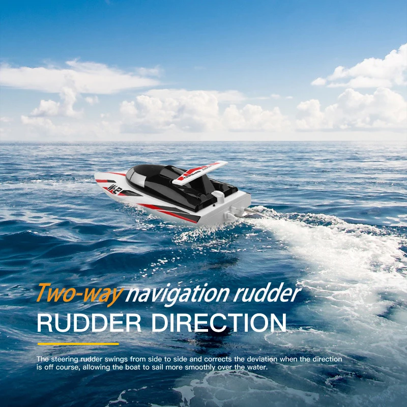 Bateau télécommandé Wltoys WL912A naviguant dans une piscine, parfait pour les loisirs aquatiques.