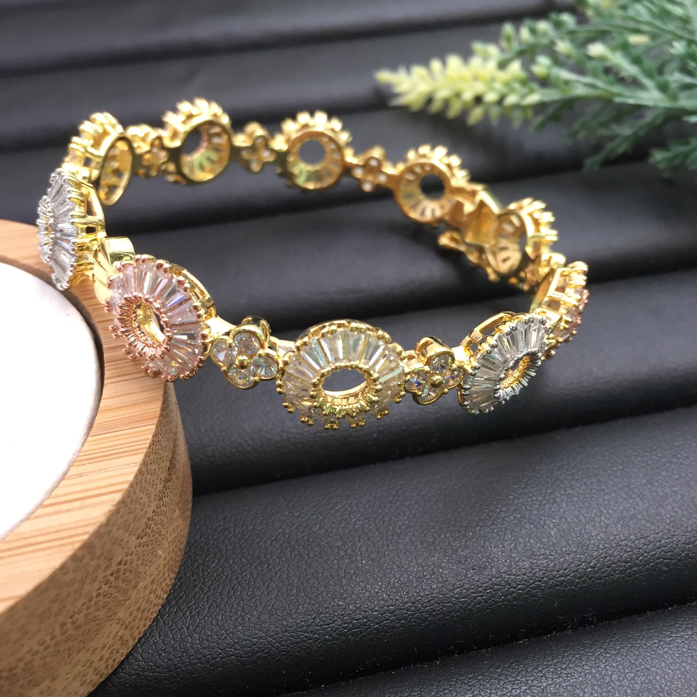 

Lanyika Fashion Jewelry Elegant Hollow Geometry circle Plated Party Romantic Bangle With Ring Banquet Daily Best Gift