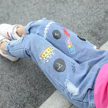 Джинсы для девочек и мальчиков; коллекция года; сезон весна-осень; принт радуги; с дырками; на гусеничном ходу