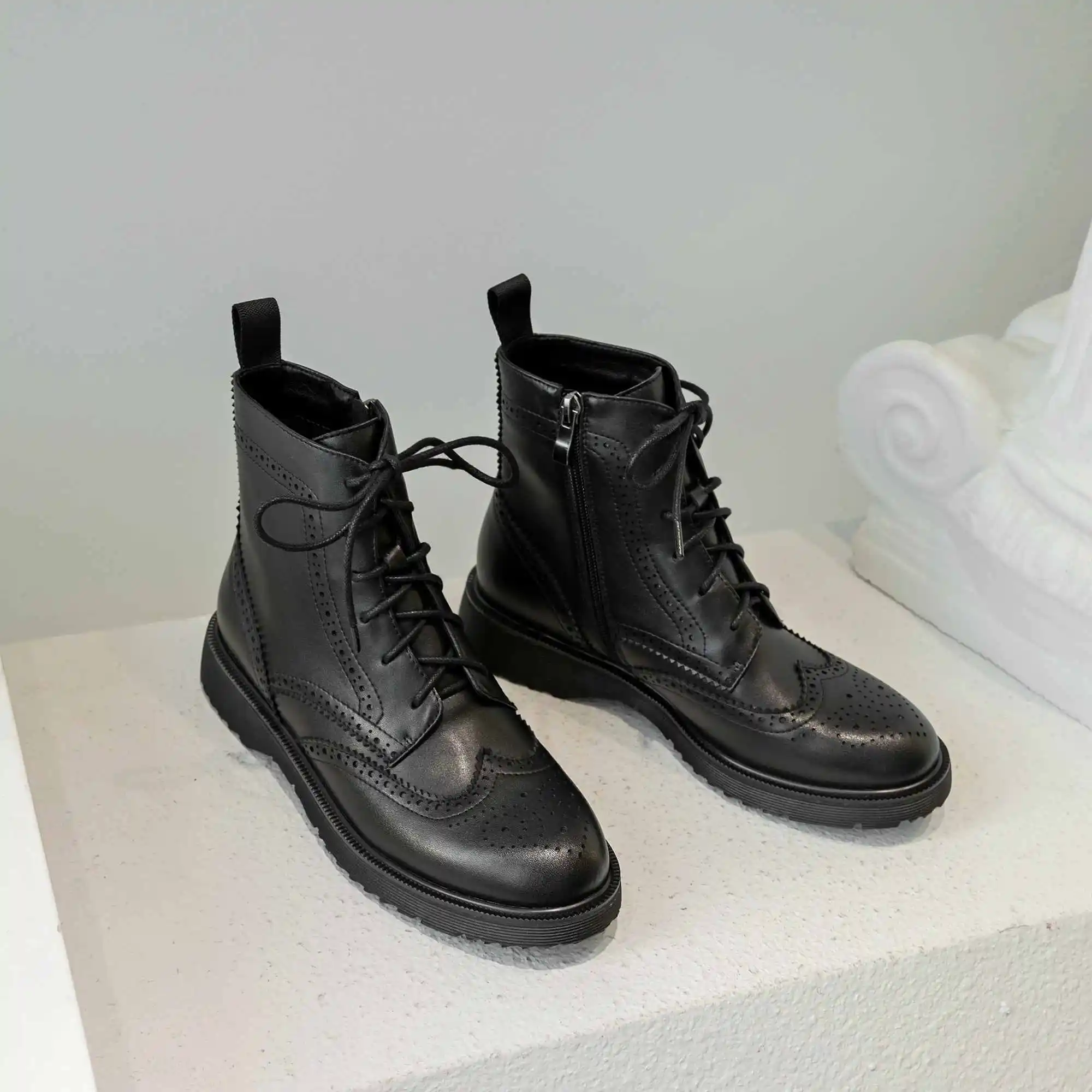 Krazing pot/Винтажные ботинки-гладиаторы из натуральной кожи с круглым носком на толстом низком каблуке со шнуровкой; Модные ботильоны-оксфорды с перфорацией; l11