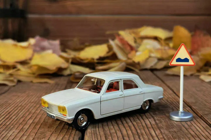 Из печатной 1:43 винтажная модель автомобиля из сплава 304 дверь может быть открытая винтажная машина