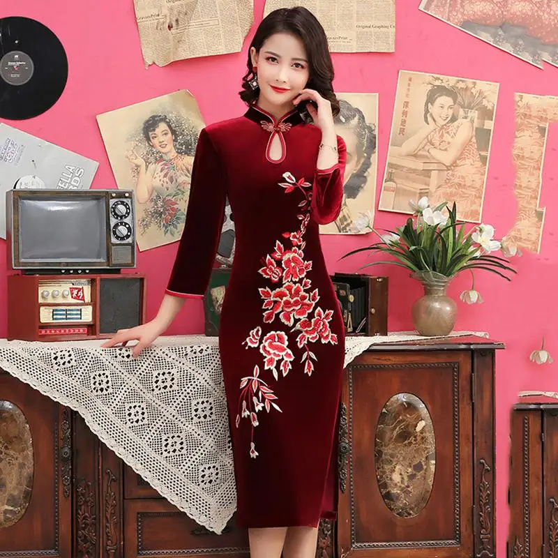 Мандарин воротник с коротким рукавом женский Qipao Велюр Красный вышивка цветок вечернее платье с большим разрезом сексуальное Cheongsam Vestidso - Цвет: Burgundy