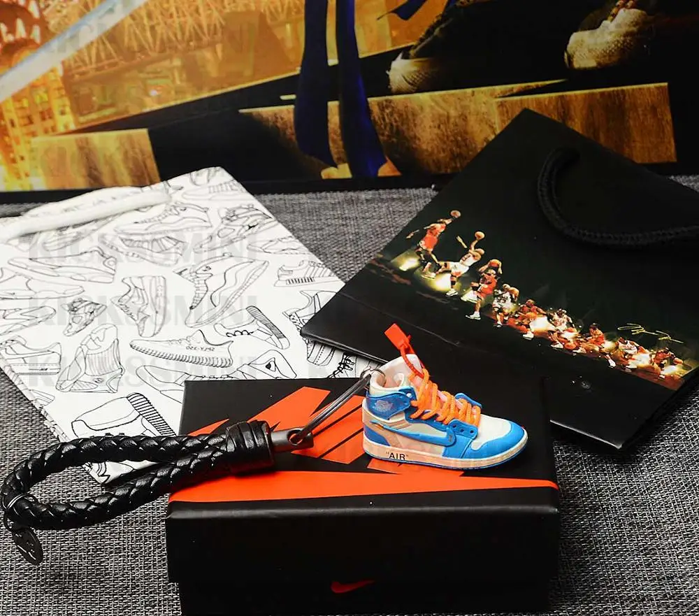 Personality DIY Air Jordan 1 “CHICAGO” part 2 3D Sneaker Model Keychain Bag Box Pendant Couple doll accessory - Цвет: a shoe w rope