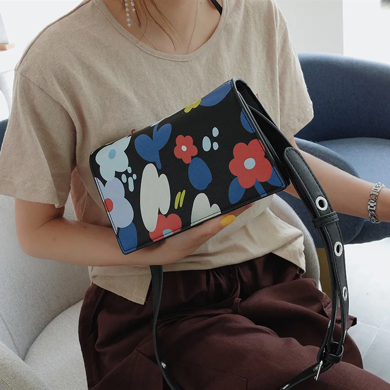 

In the summer of 2019 the new fashion bag of literature and art oblique satchel is popular with color student square bag.