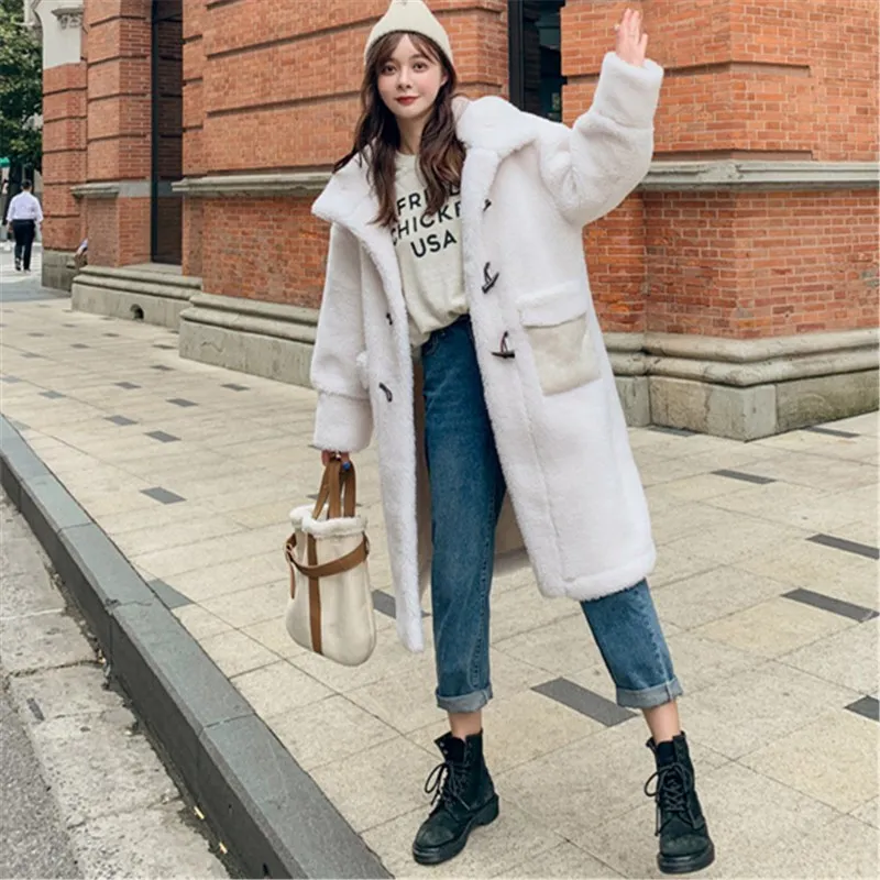 Beige white Мода искусственной овечьей шерсти пальто с мехом Для женщин рог пряжки уплотненное теплое пальто с Повседневное пальто из овечьей шерсти для детей; Длинная Куртка C мехом Женская зимнее пальто - Цвет: Beige white