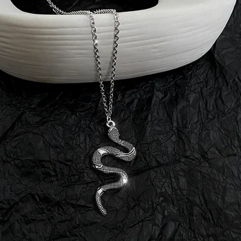 Женское ожерелье в виде змеи