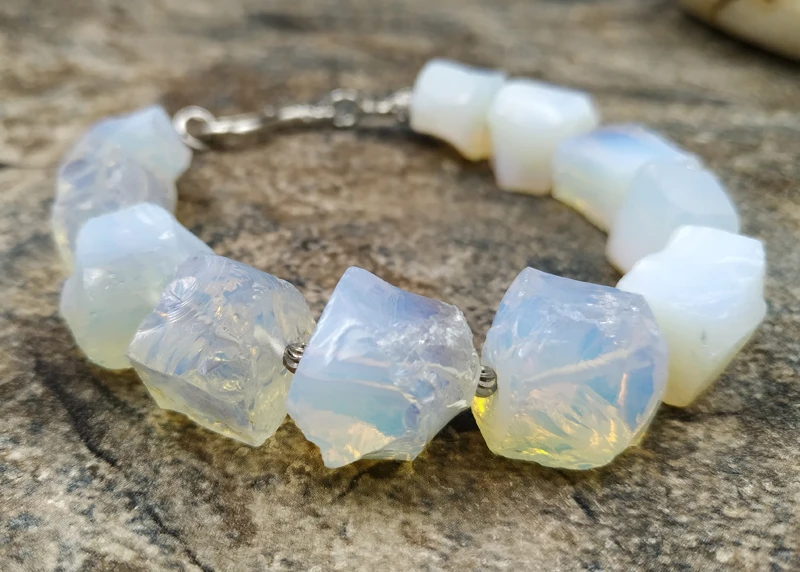 Опаловые бусины из камня браслет M0099