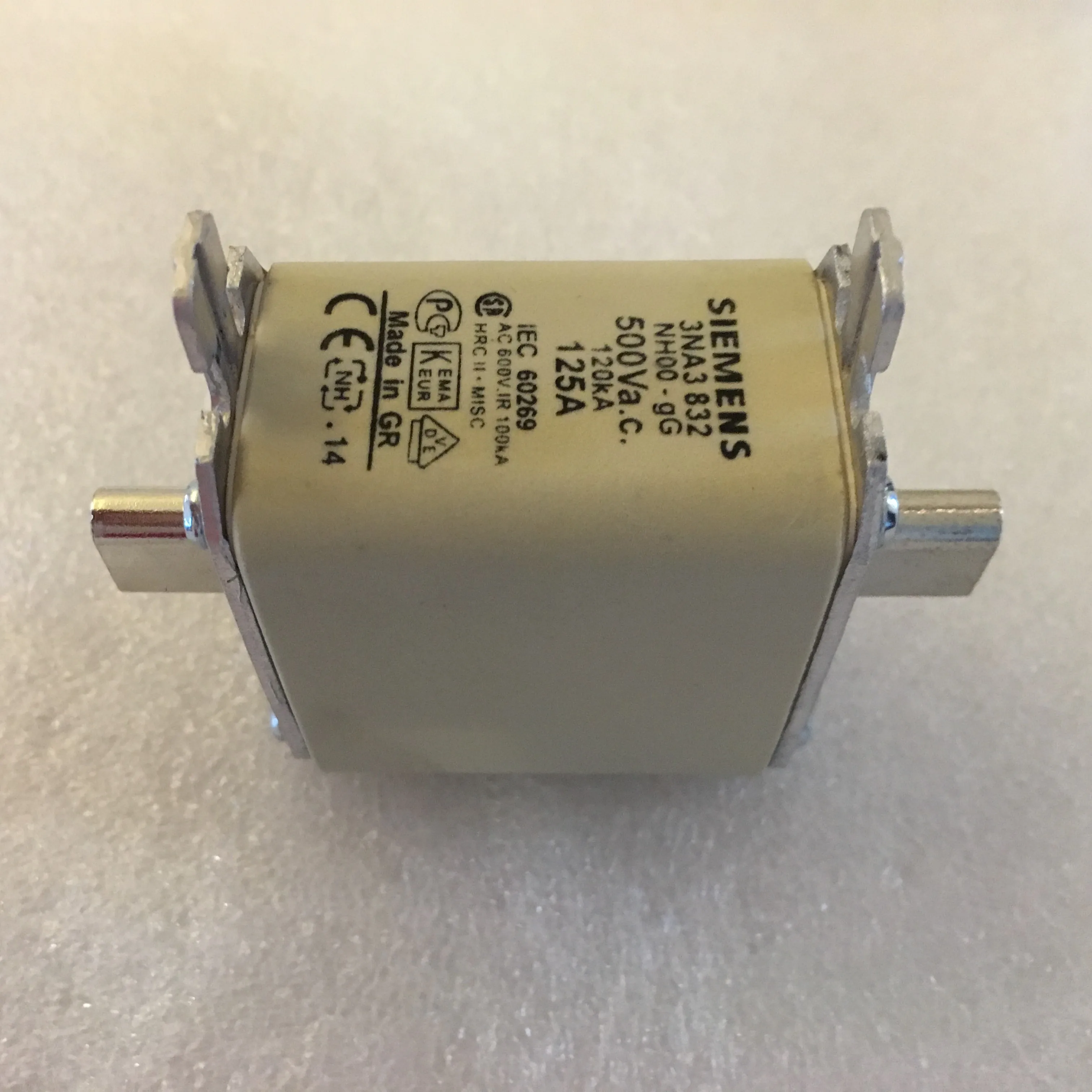 3NA3832 предохранитель 500V 125A NH00 низкого напряжения для защиты кабеля и провода |