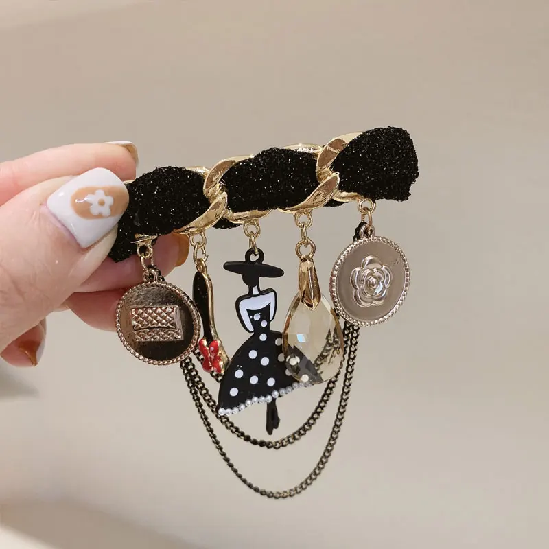 Luxury famous brand camellia character brooch, high end small fragrance