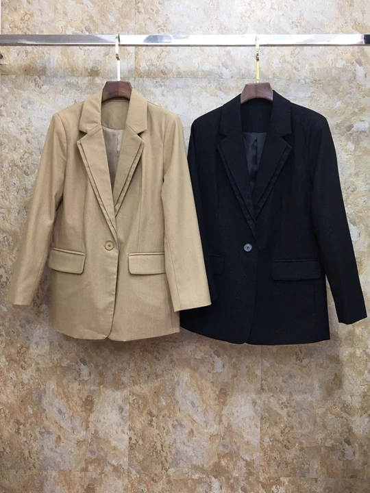 

Early Autumn 2019 New Lady Turn-lapel Bright Silk Stitching Decorative Symmetrical Pocket Suit Short Jacket 822