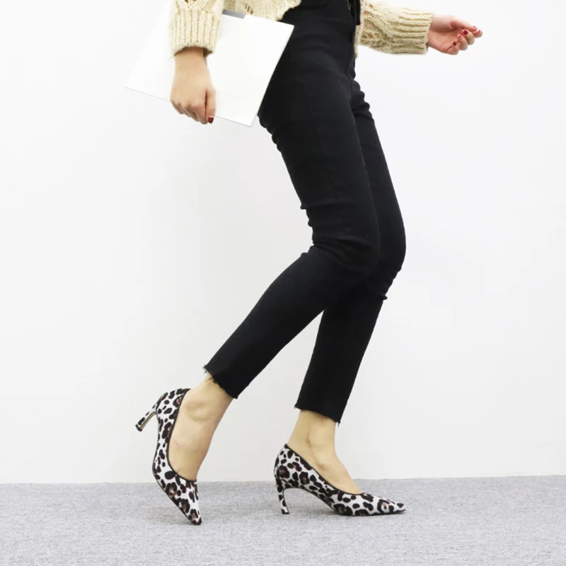 Женские пикантные туфли-лодочки с леопардовым принтом; женские туфли с острым носком на тонком высоком каблуке; удобная женская обувь из мягкой замши; сезон весна года