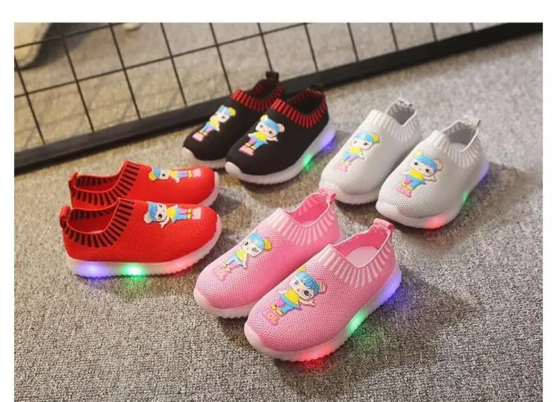 

2019 spring children's sports shoes LED bright light sets of feet shoes girls shiny knitted flashing shoes