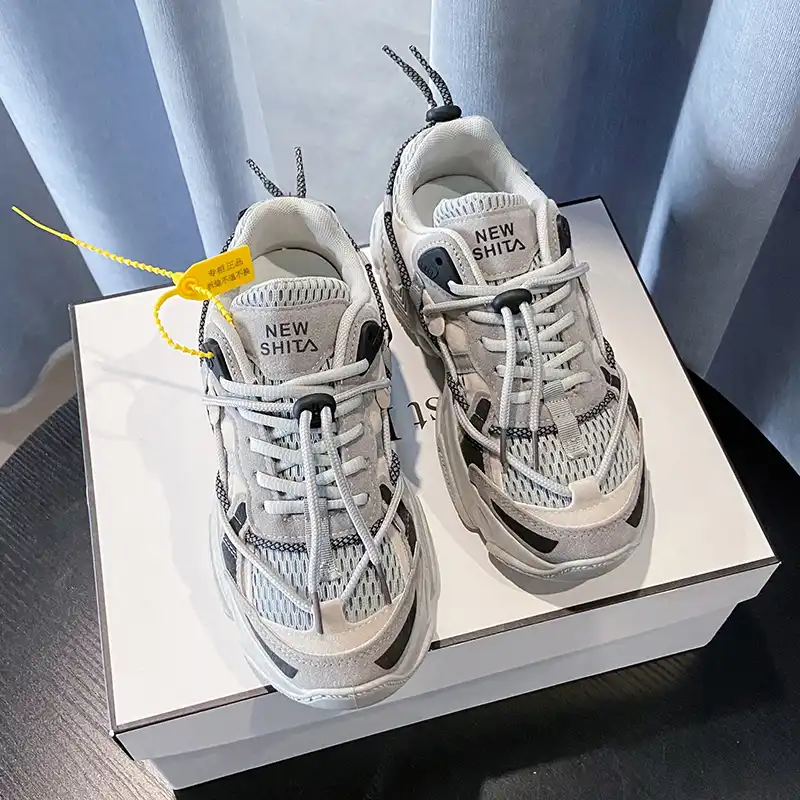 カップルモデルの女性の靴新韓国風のレースアップ流行の靴厚い底のカジュアルスポーツの靴男性と女性同じスタイル Women S Flats Aliexpress