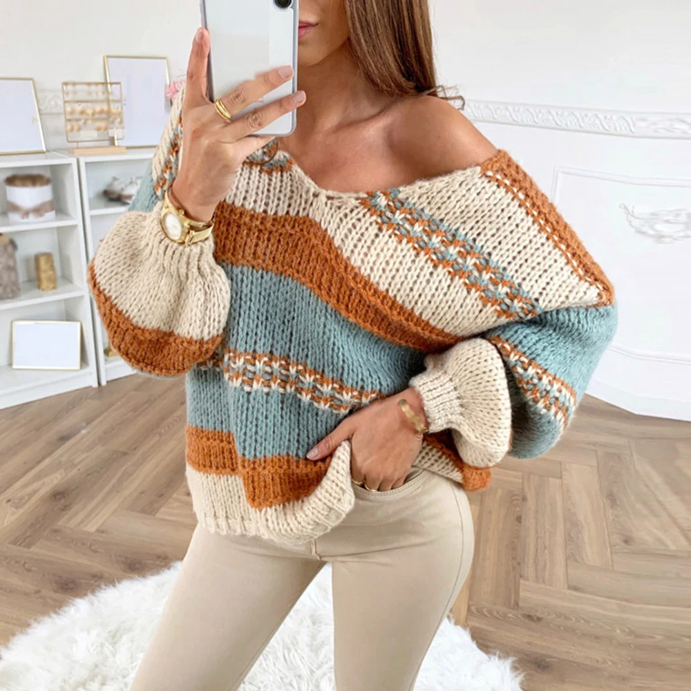 Женский полосатый свитер с треугольным вырезом вязаный длинными рукавами |