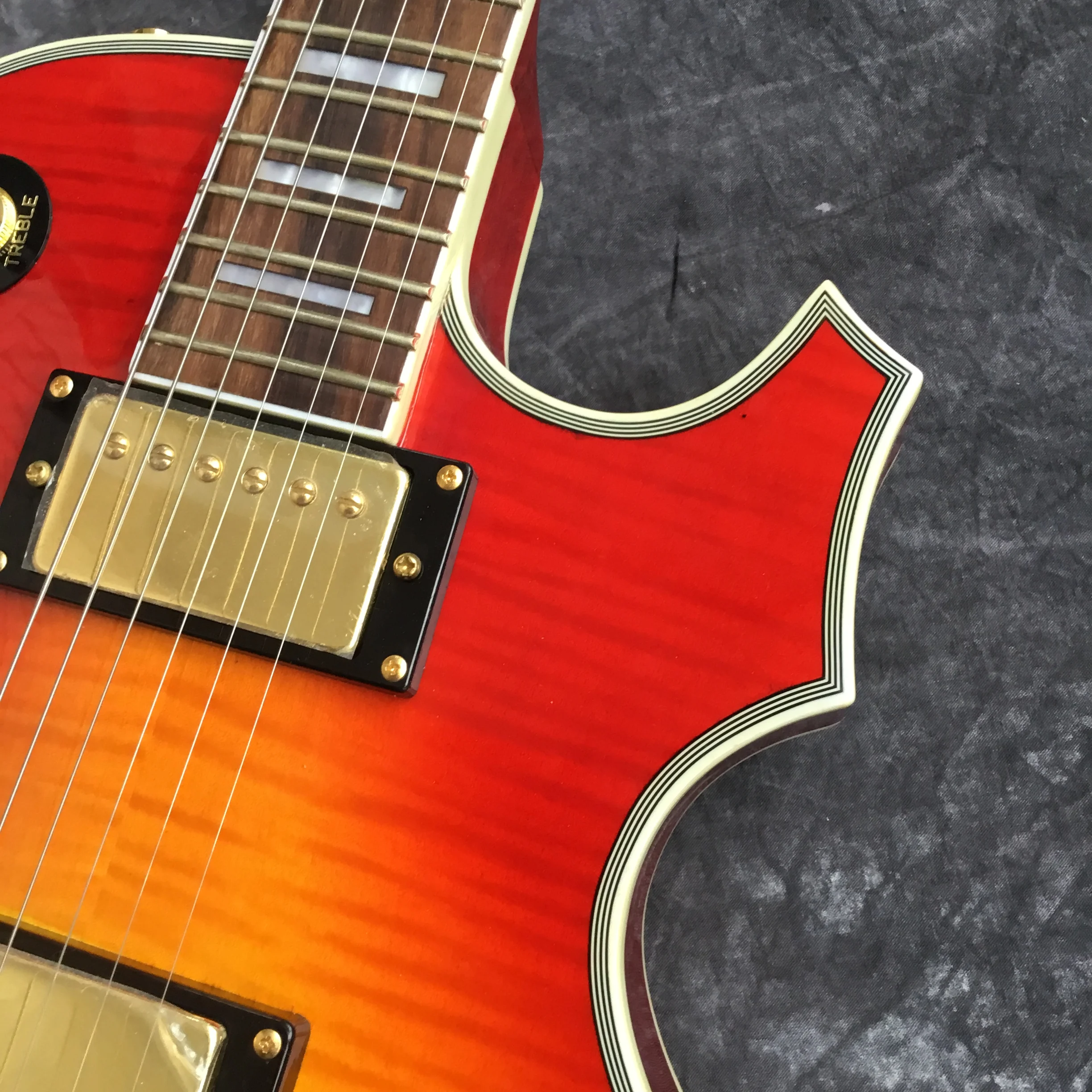Новая электрогитара и чемодан, Тигр Пламя Топ гитара Sunburst цвет. Корпус из красного дерева. Золотое изделие. Настоящая фотография