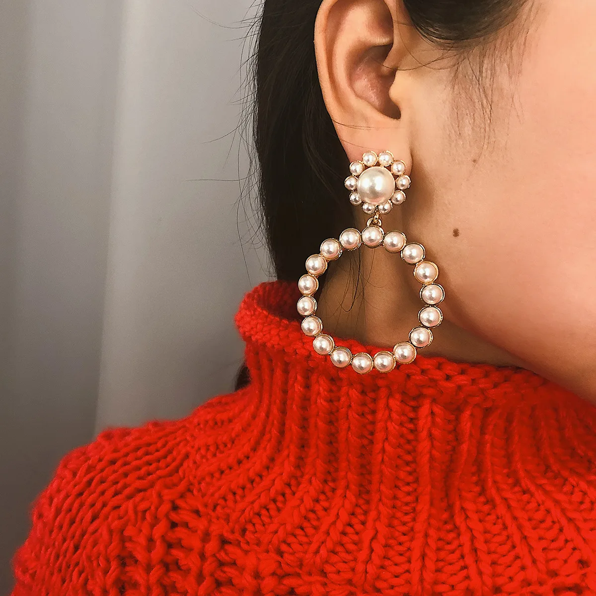 

Exaggerated Round Pearl Earrings for Women Temperament Simple Pendant Earrings As A Gift for Girlfriend Fashion Party Jewelry