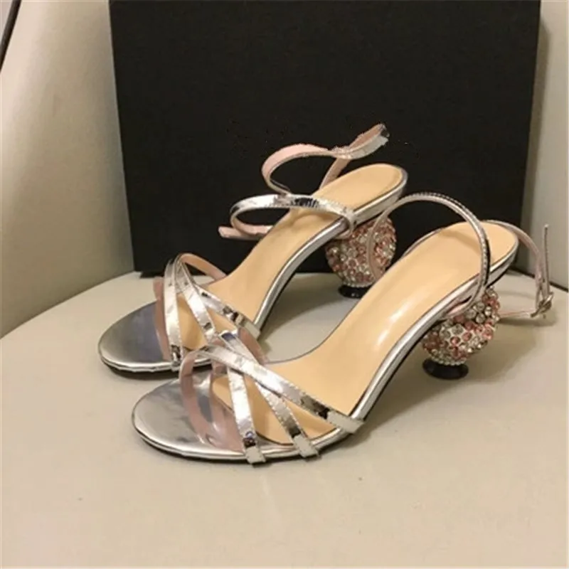 Новое поступление; обувь для вечеринок с украшением в виде кристаллов; женские свадебные сандалии из натуральной кожи на высоком каблуке с необычными украшениями и пряжкой на лодыжке; цвет розовый