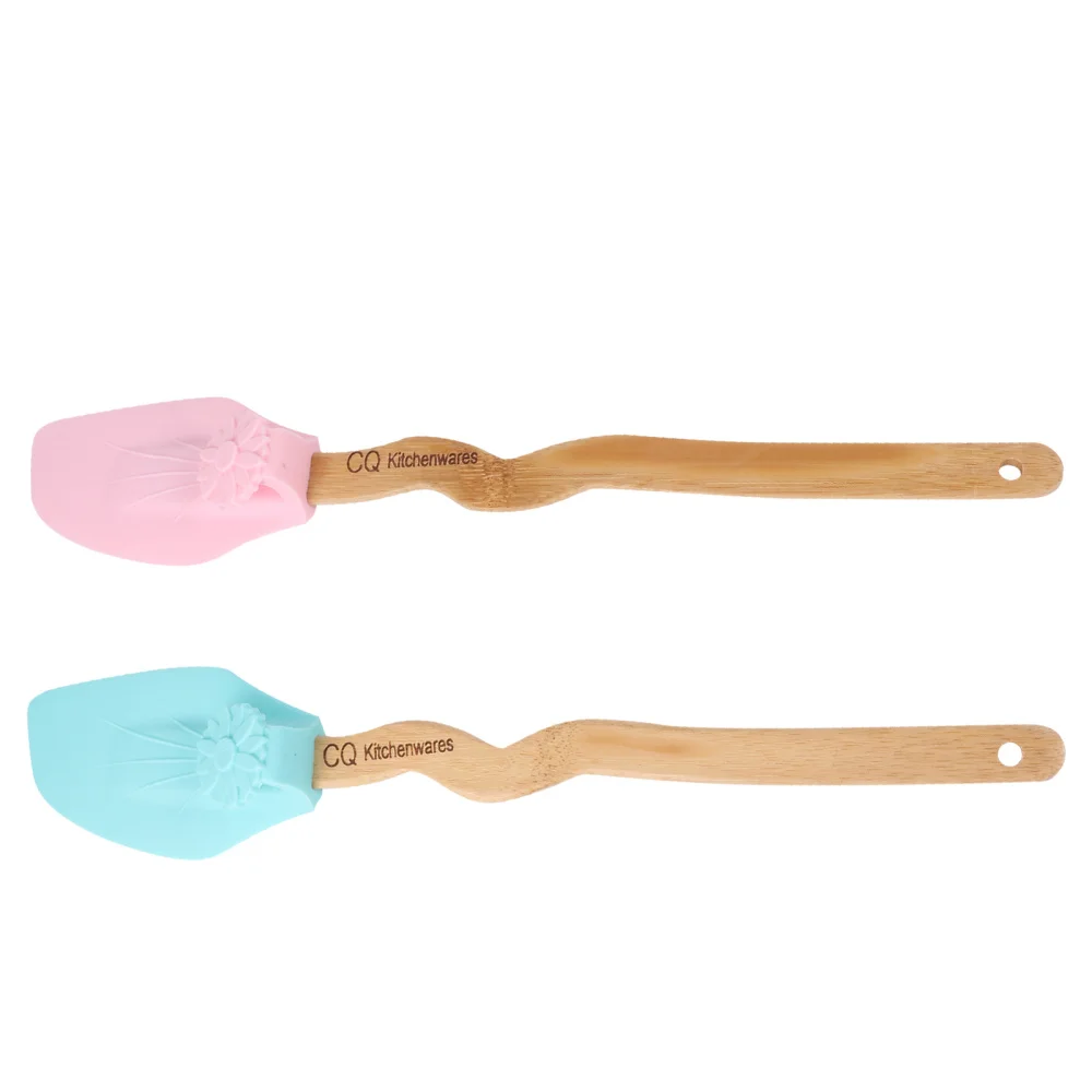 

2pcs Practical Daisy Pretty Wooden Handle Cake Cut Scraper Cream Cake Scraper Silicone Scraper Cream Scraper