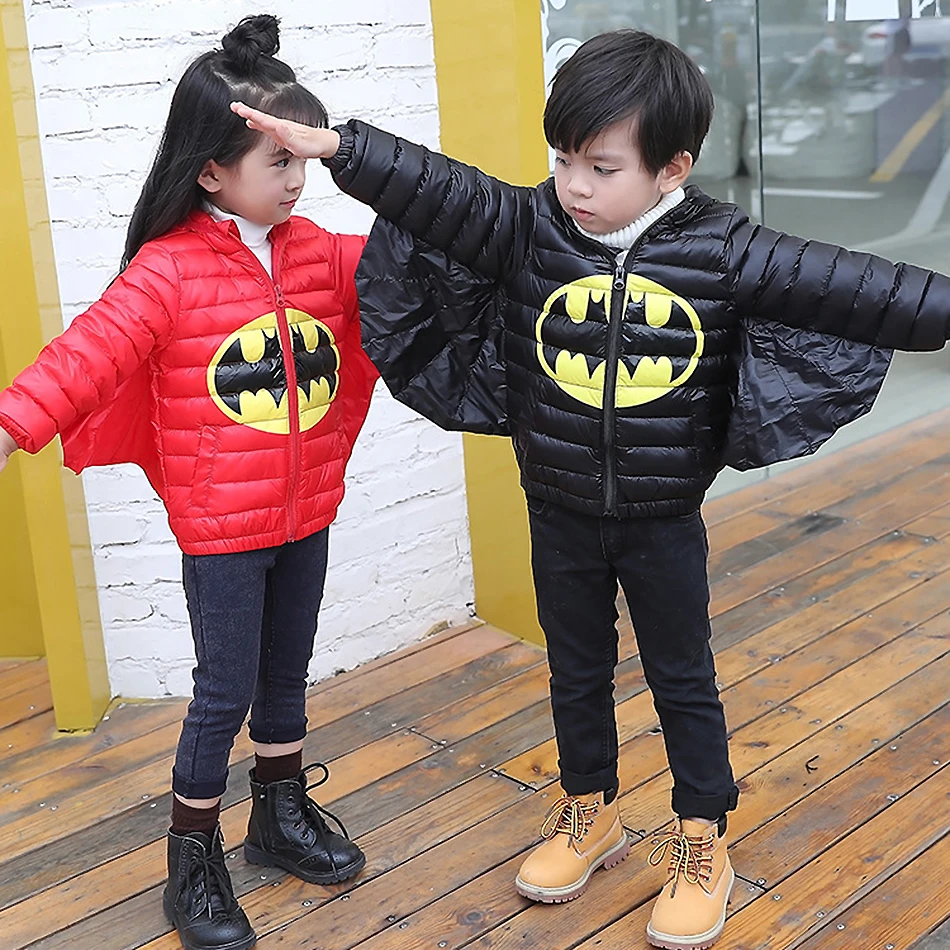 Короткая куртка-пуховик для маленьких мальчиков и девочек Детские Зимние маскарадные костюмы Бэтмена, белое пуховое пальто Зимняя верхняя одежда с капюшоном и роговыми рожками для малышей
