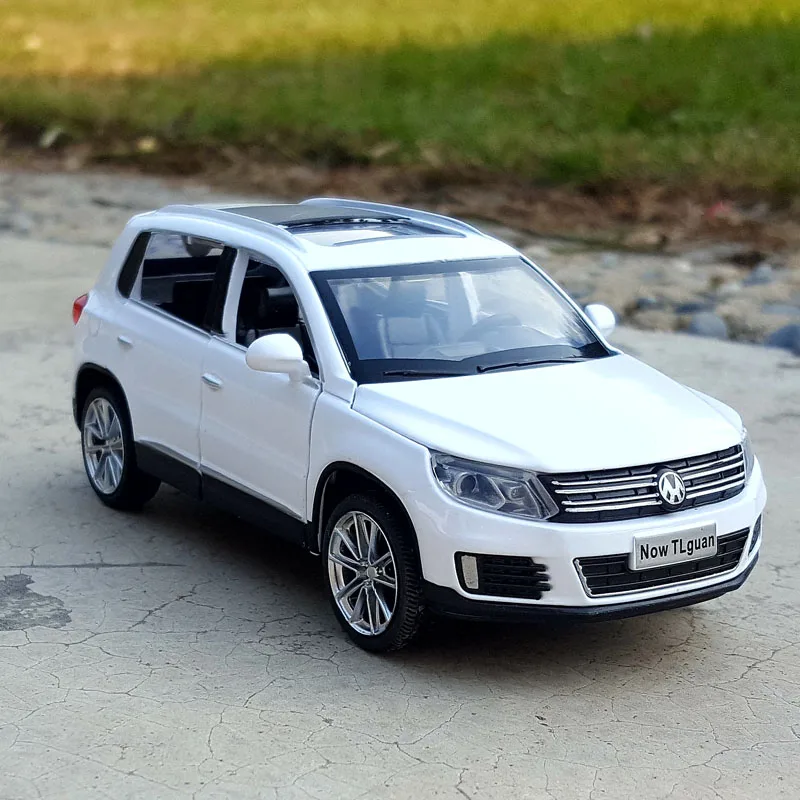 Модель автомобиля из сплава с изображением Volkswagen Tiguan в масштабе 1:32 модель