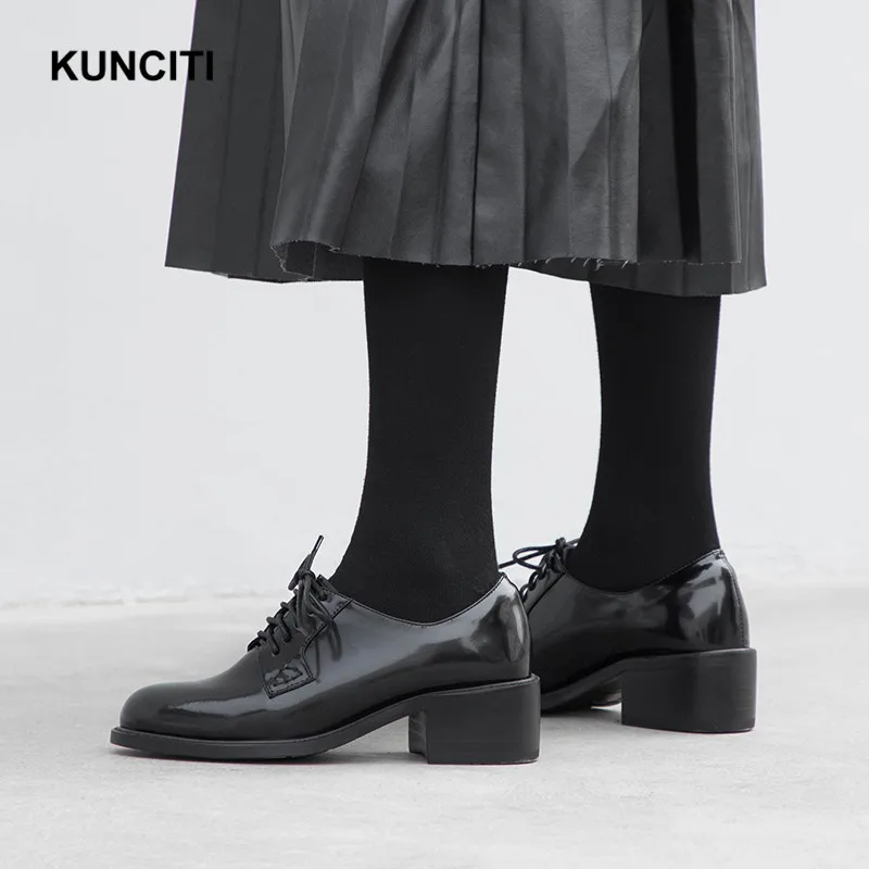 KUNCITI черный Лакированная кожа Обувь с перфорацией типа «броги» Классическая прогулочная Обувь На Шнуровке Для женщин средней высоты туфли-лодочки на каблуке женские Повседневное туфли в стиле преппи; удобная модель; Новинка
