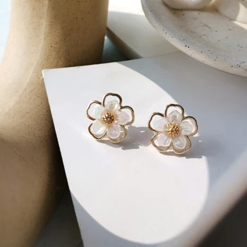 2021 Resin Flower Stud Earrings Korean Fashion Female Temperament Beautiful Jewelry Simple Sweet Girl Women’s Accessories