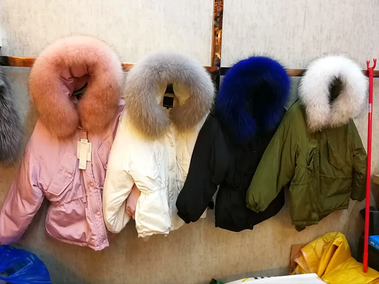 Зимний стиль, толстый короткий пуховик, женский корейский стиль, свободный крой, енотовая собака, большой меховой воротник, большие размеры, пальто