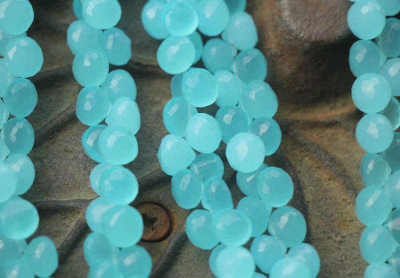 7,4 дюймов VOLLEDIGE Strand, super Fijnste Beste Kleur Aqua Chalcedoon Facet Driehoek в виде репчатого лука Briolettes 7,5-8,0 мм Grote Maat