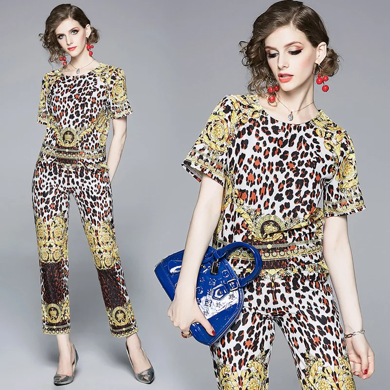 

2019 Summer Leisure Suit Retro Leopord Pattern Printed Crew Neck Short-sleeved Top + Waist Hugging Slimming Capri Pants Set