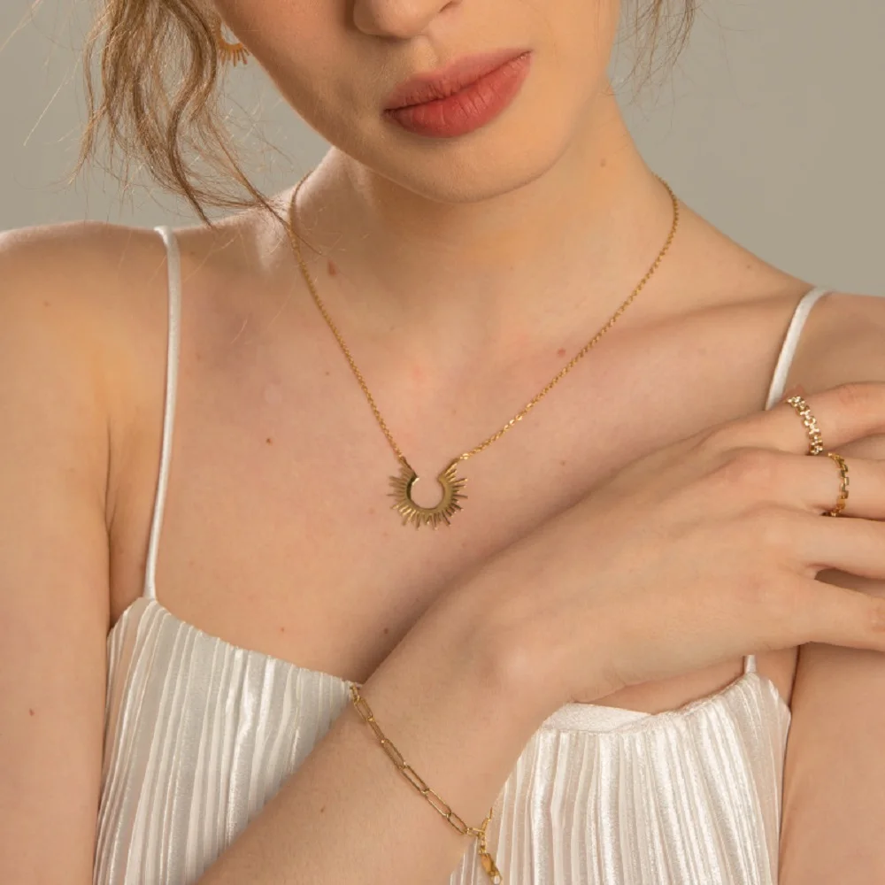 Collane con ciondolo sole in acciaio inossidabile di venda caldo per donna Collana con colletto solare a catena placcata in oro 14k Regalo di gioielli di moda  36