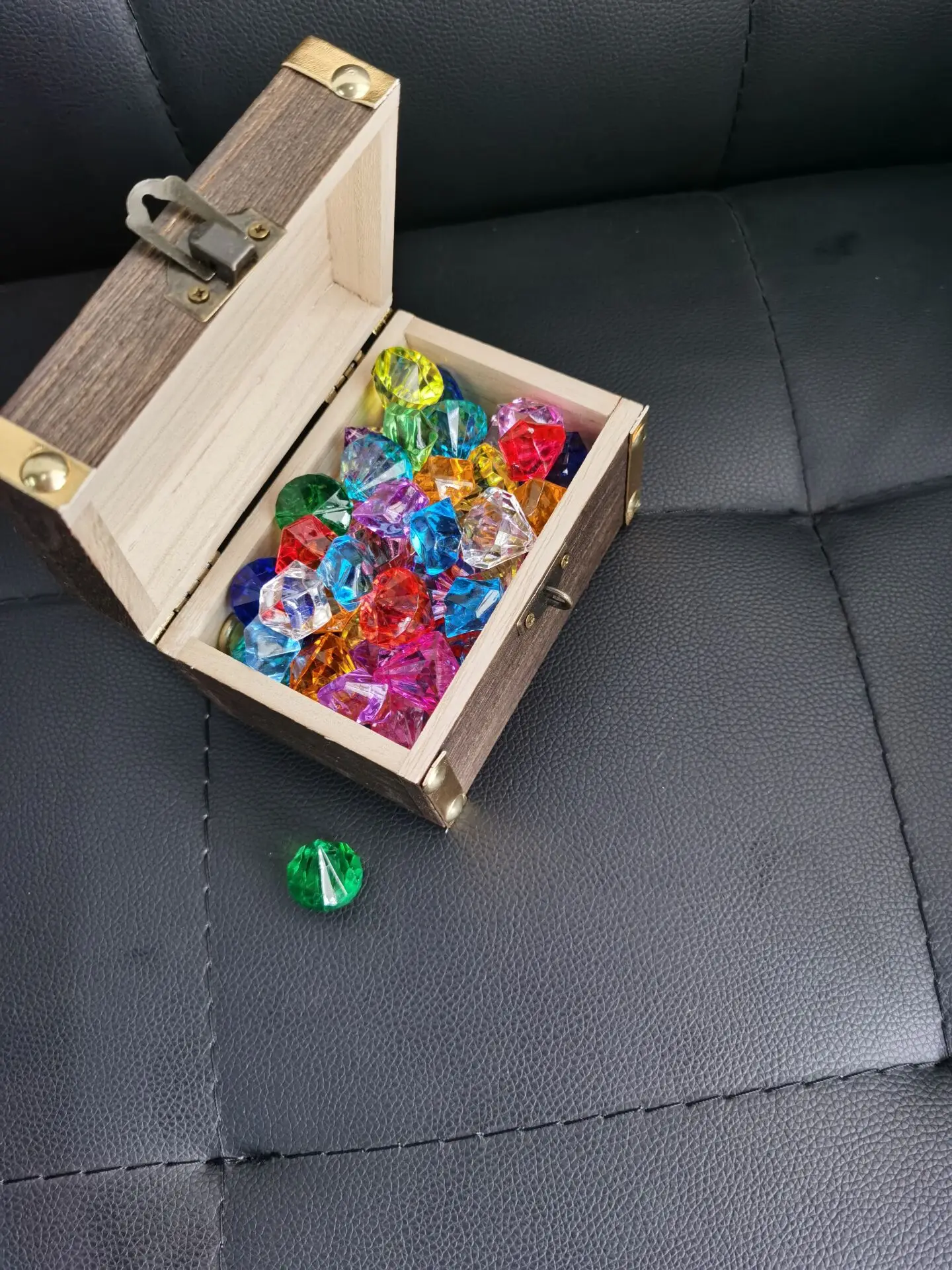 

Children's plastic toys play house gem beaded pirate treasure hunt game plastic diamond wood box set